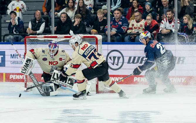 Veit Oswald EHC Red Bull Muenchen, 27 misses against Leon Hungerecker goalie, Nuernberg Ice Tigers, 72 and Roman Kechter Nuernberg Ice Tigers, 73 GER, EHC Red Bull Muenchen vs Nuernberg Ice Tigers, Ice Hockey, DEL, Matchday 11, Season 2024 2025, 20 10 2024 GER, EHC Red Bull Muenchen vs Nuernberg Ice Tigers, Ice Hockey, DEL, Matchday 11, Season 2024 2025, 20 10 2024 Muenchen Copyright: xEibner-Pressefoto HeikexFeinerx EP_HFR