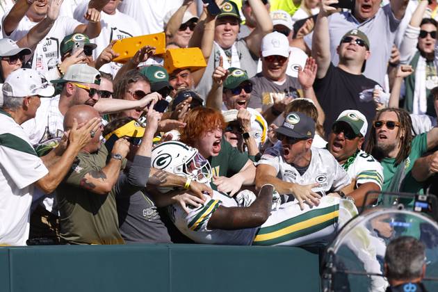 GREEN BAY, WI - OCTOBER 20: Green Bay Packers running back Josh Jacobs (8) celebrates with fans during a game between the Green Bay Packers and the Houston Texans at Lambeau Field on October 20, 2024 in Green Bay, WI. (Photo by Larry Radloff Icon Sportswire) NFL, American Football Herren, USA OCT 20 Texans at Packers EDITORIAL USE ONLY Icon2410204314