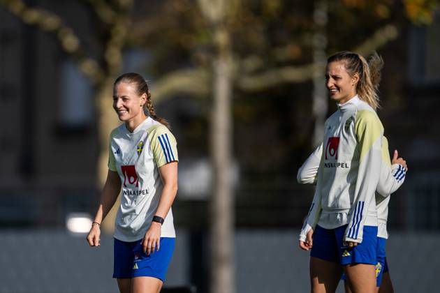 241022 Anna Anvegard and Nathalie Björn of the Swedish women s national football team during a training session on October 22, 2024 in Luxembourg Photo Mathias Bergeld BILDBYRAN code MB MB0985 fotboll football soccer fotball em kval kval uefa womens euro qualifier qualifier träning practice training sverige sweden dam bbeng  Copyright: MATHIASxBERGELD BB241022MB035