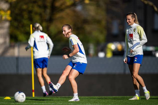 241022 Anna Anvegard and Nathalie Björn of the Swedish women s national football team during a training session on October 22, 2024 in Luxembourg Photo Mathias Bergeld BILDBYRAN kod MB MB0985 fotboll football soccer fotball em kval kval uefa womens euro qualifier qualifier träning practice training sverige sweden dam bbeng  Copyright: MATHIASxBERGELD BB241022MB038