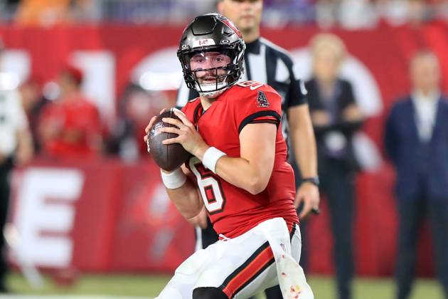 TAMPA, FL - OCTOBER 21: Tampa Bay Buccaneers Quarterback Baker Mayfield (6) searches for an open receiver during the game between the Baltimore Ravens and the Tampa Bay Buccaneers on October 21, 2024 at Raymond James Stadium in Tampa, Florida. (Photo by Cliff Welch Icon Sportswire) NFL, American Football Herren, USA OCT 21 Ravens at Buccaneers EDITORIAL USE ONLY Icon357241021054