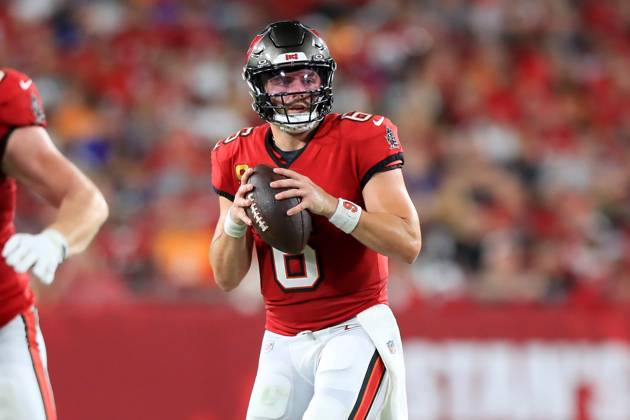 TAMPA, FL - OCTOBER 21: Tampa Bay Buccaneers Quarterback Baker Mayfield (6) searches for an open receiver during the game between the Baltimore Ravens and the Tampa Bay Buccaneers on October 21, 2024 at Raymond James Stadium in Tampa, Florida. (Photo by Cliff Welch Icon Sportswire) NFL, American Football Herren, USA OCT 21 Ravens at Buccaneers EDITORIAL USE ONLY Icon357241021058
