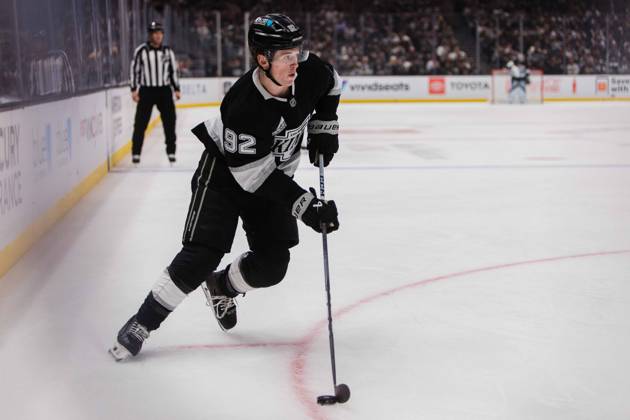 October 24, 2024, Los Angeles, California, USA: BRANDT CLARKE of the NHL, Eishockey Herren, USA s Los Angeles Kings skates with the puck during a game at Crypto.com Arena in Los Angeles, California on October 24, 2024 Los Angeles USA - ZUMAc239 20241024_zsp_c239_014 Copyright: xAlexxCavex
