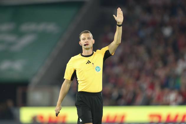 Referee Florian Lechner gestures, gestures during the 2 Bundesliga match between 1 FC Köln and SC Paderborn 07, RheinEnergieStadion on October 25, 2024 in Cologne, Germany Photo by Oliver Kaelke DeFodi Images Referee Florian Lechner gestures during the 2 Bundesliga match between 1 FC Koeln and SC Paderborn 07 at RheinEnergieStadion on October 25, 2024 in Cologne, Germany Photo by Oliver Kaelke DeFodi Images DFL regulations prohibit any use of photographs as image sequences and or quasi video not used in POL SRB CRO FRA GBR NED ITA USA Defodi 678 2024 10 25 OK FCKSCP 0403 Defodi-678 not used in POL SRB CRO FRA GBR NED ITA USA DFL regulations prohibit any use of photographs as image sequences and or quasi-video.