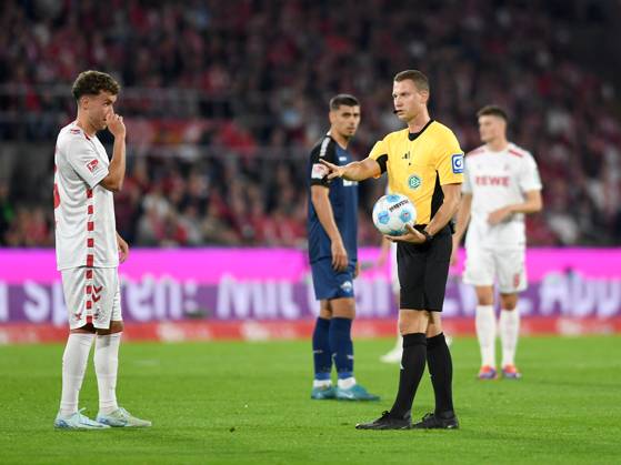 Referee Florian Lechner gestures, gestures during the 2 Bundesliga match between 1 FC Köln and SC Paderborn 07 at RheinEnergieStadion on October 25, 2024 in Cologne, Germany Photo by Ralf Treese DeFodi Images Referee Florian Lechner gestures during the 2 Bundesliga match between 1 FC Köln and SC Paderborn 07 at RheinEnergieStadion on October 25, 2024 in Cologne, Germany Photo by Ralf Treese DeFodi Images DFB DFL REGULATIONS PROHIBIT ANY USE OF PHOTOGRAPHS AS IMAGE SEQUENCES AND OR QUASI VIDEO not used in POL SRB CRO FRA GBR NED ITA USA Defodi 521 KOEPAD20241025 061 Defodi-521 not used in POL SRB CRO FRA GBR NED ITA USA DFB DFL REGULATIONS PROHIBIT ANY USE OF PHOTOGRAPHS AS IMAGE SEQUENCES AND OR QUASI-VIDEO.