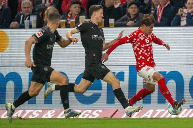 Philipp Sander Borussia Mönchengladbach Kaishu Sano Mainz 05 battle for the ball during the Bundesliga match between 1 FSV Mainz 05 and Borussia Mönchengladbach, Mewa Arena on October 25, 2024 in Mainz, Germany Photo by Wolfgang Denkinger DeFodi Images Philipp Sander Borussia Mönchengladbach Kaishu Sano Mainz 05 battle for the ball during the Bundesliga match between 1 FSV Mainz 05 and Borussia Mönchengladbach at Mewa Arena on October 25, 2024 in Mainz, Germany Photo by Wolfgang Denkinger DeFodi Images not used in POL SRB CRO FRA GBR NED ITA USA Defodi 747 747 20241025 MA05BMG 000000112 Defodi-747 not used in POL SRB CRO FRA GBR NED ITA USA DFL regulations prohibit any use of photographs as image sequences and or quasi-video.