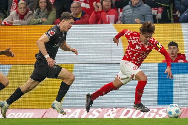 Philipp Sander Borussia Mönchengladbach Kaishu Sano Mainz 05 battle for the ball during the Bundesliga match between 1 FSV Mainz 05 and Borussia Mönchengladbach, Mewa Arena on October 25, 2024 in Mainz, Germany Photo by Wolfgang Denkinger DeFodi Images Philipp Sander Borussia Mönchengladbach Kaishu Sano Mainz 05 battle for the ball during the Bundesliga match between 1 FSV Mainz 05 and Borussia Mönchengladbach at Mewa Arena on October 25, 2024 in Mainz, Germany Photo by Wolfgang Denkinger DeFodi Images not used in POL SRB CRO FRA GBR NED ITA USA Defodi 747 747 20241025 MA05BMG 000000114 Defodi-747 not used in POL SRB CRO FRA GBR NED ITA USA DFL regulations prohibit any use of photographs as image sequences and or quasi-video.