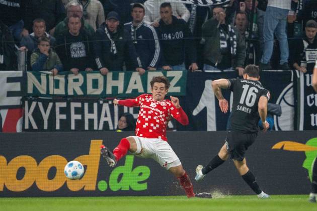 Philipp Sander Borussia Mönchengladbach Kaishu Sano Mainz 05 battle for the ball during the Bundesliga match between 1 FSV Mainz 05 and Borussia Mönchengladbach, Mewa Arena on October 25, 2024 in Mainz, Germany Photo by Wolfgang Denkinger DeFodi Images Philipp Sander Borussia Mönchengladbach Kaishu Sano Mainz 05 battle for the ball during the Bundesliga match between 1 FSV Mainz 05 and Borussia Mönchengladbach at Mewa Arena on October 25, 2024 in Mainz, Germany Photo by Wolfgang Denkinger DeFodi Images not used in POL SRB CRO FRA GBR NED ITA USA Defodi 747 747 20241025 MA05BMG 000000140 Defodi-747 not used in POL SRB CRO FRA GBR NED ITA USA DFL regulations prohibit any use of photographs as image sequences and or quasi-video.