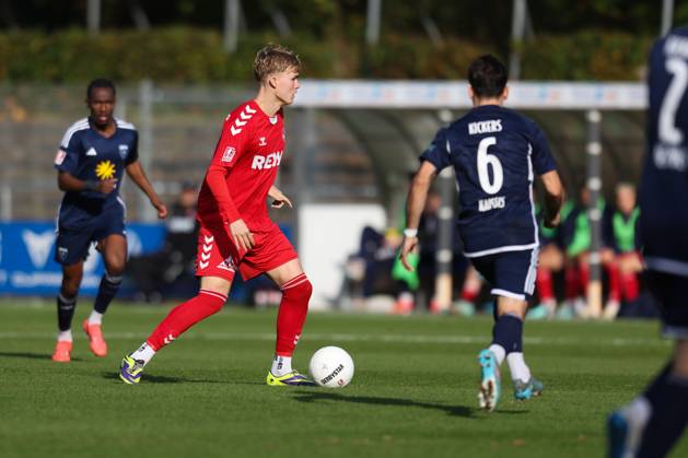 26 10 2024, Soccer, Men, Regionalliga Nord, Matchday 16, FC Eintracht Norderstedt BSV Kickers Emden Falk Gross 20 FC Eintracht Norderstedt in duel with Kai Kaissis red 6 BSV Kickers Emden