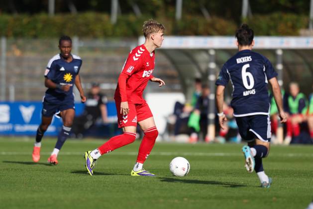 26 10 2024, Soccer, Men, Regionalliga Nord, Matchday 16, FC Eintracht Norderstedt BSV Kickers Emden Falk Gross 20 FC Eintracht Norderstedt in duel with Kai Kaissis red 6 BSV Kickers Emden