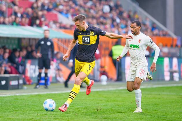 Nico Schlotterbeck 4, Borussia Dortmund and Alexis Claude Maurice 20, FC Augsburg at the match FC Augsburg v Borussia Dortmund, Soccer, Men, Bundesliga 2024 2025, Matchday 8 on 26 10 2024 in Augsburg, WWK Arena DFL and DFB regulations prohibit any use of photographs as image sequences and or quasi video Bayern Germany