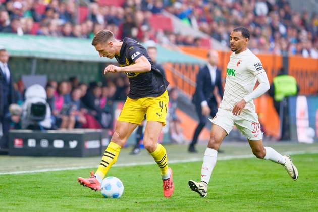 Nico Schlotterbeck 4, Borussia Dortmund and Alexis Claude Maurice 20, FC Augsburg at the match FC Augsburg v Borussia Dortmund, Soccer, Men, Bundesliga 2024 2025, Matchday 8 on 26 10 2024 in Augsburg, WWK Arena DFL and DFB regulations prohibit any use of photographs as image sequences and or quasi video Bayern Germany