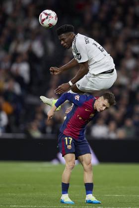 October 26, 2024, Madrid, Madrid, Spain: Aurelien Tchouameni of Real Madrid CF and Marc Casado of FC Barcelona, Barca during La Liga football match between Real Madrid CF v FC Barcelona at Santiago Bernabeu Stadium in Madrid, Spain, October 26, 2024 Madrid Spain - ZUMAa206 20241026_zsp_a206_094 Copyright: xRubenxAlbarranx