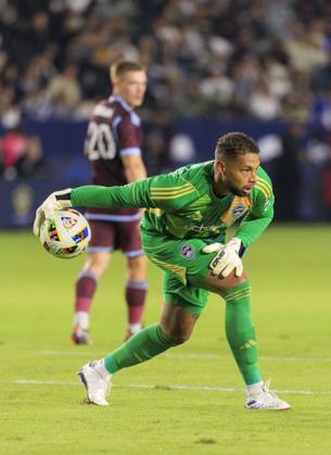 October 26, 2024, Los Angeles, California, USA: Goalkeeper, Zackary Steffan 95 of the Colorado Rapids puts the ball in play during the Audi 2024 MLS, Fussball Herren, USA Cup Playoffs Round One Game 1 of 3 against the LA Galaxy on Saturday October 26, 2024 at Dignity Health Sports Park Stadium in Carson, California. The Galaxy defeats Rapids, 5-0. JAVIER ROJAS PI Los Angeles USA - ZUMAp124 20241026_zaa_p124_063 Copyright: xJavierxRojasx