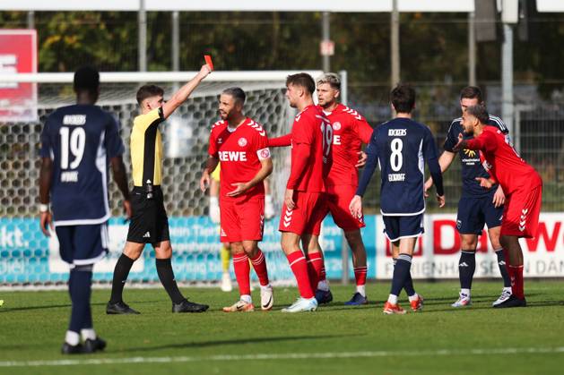 26 10 2024, Soccer, Men, Regionalliga Nord, Matchday 16, FC Eintracht Norderstedt BSV Kickers Emden Referee Ole Andreas Schulz shows Manuel Brendel 19 FC Eintracht Norderstedt the red card