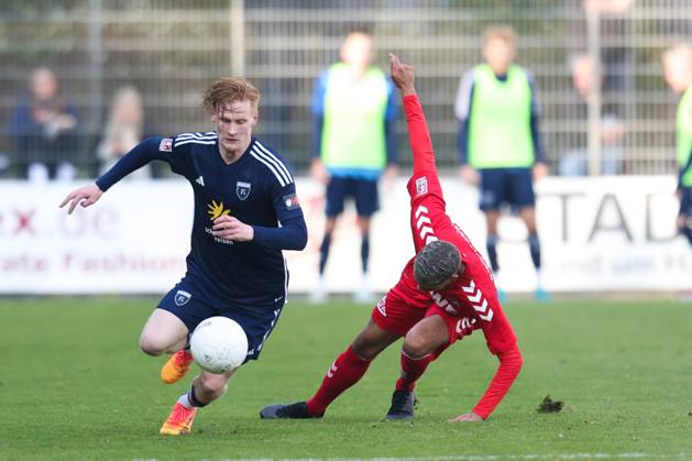 26 10 2024, Soccer, Men, Regionalliga Nord, Matchday 16, FC Eintracht Norderstedt BSV Kickers Emden Pascal Steinwender blue 7 BSV Kickers Emden in a duel with Luis Coordes 11 FC Eintracht Norderstedt