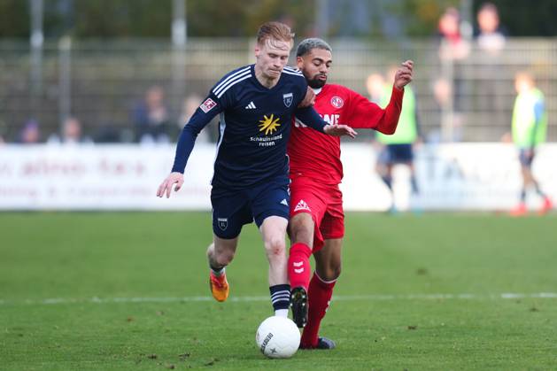 26 10 2024, Soccer, Men, Regionalliga Nord, Matchday 16, FC Eintracht Norderstedt BSV Kickers Emden Pascal Steinwender blue 7 BSV Kickers Emden in a duel with Luis Coordes 11 FC Eintracht Norderstedt