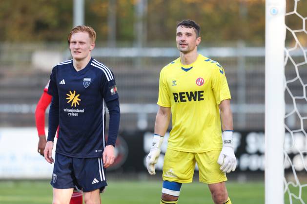 26 10 2024, Soccer, Men, Regionalliga Nord, Matchday 16, FC Eintracht Norderstedt BSV Kickers Emden Goalkeeper Arne Exner 22 FC Eintracht Norderstedt and Pascal Steinwender blue 7 BSV Kickers Emden at corner kick