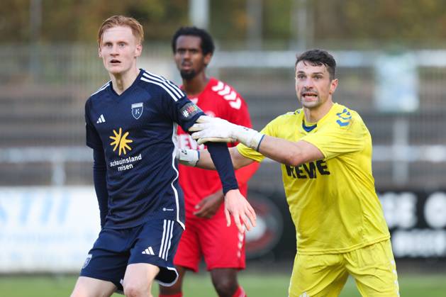 26 10 2024, Soccer, Men, Regionalliga Nord, Matchday 16, FC Eintracht Norderstedt BSV Kickers Emden Goalkeeper Arne Exner 22 FC Eintracht Norderstedt and Pascal Steinwender blue 7 BSV Kickers Emden at corner kick