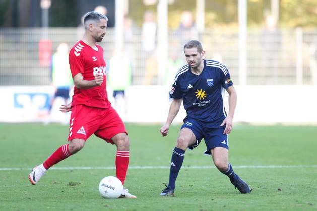 26 10 2024, Soccer, Men, Regionalliga Nord, Matchday 16, FC Eintracht Norderstedt BSV Kickers Emden Marten Schmidt blue 13 BSV Kickers Emden in duel with Ersin Zehir 6 FC Eintracht Norderstedt