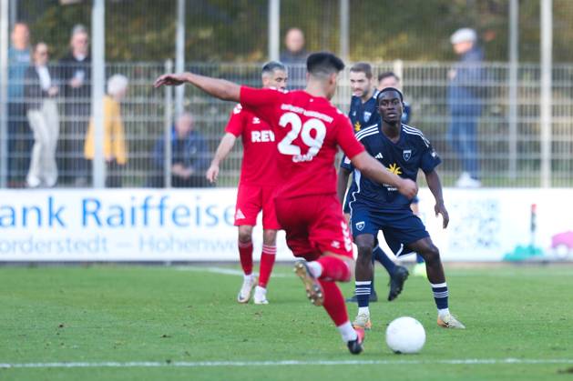 26 10 2024, Soccer, Men, Regionalliga Nord, Matchday 16, FC Eintracht Norderstedt BSV Kickers Emden Said Abbey blue 29 BSV Kickers Emden in duel with Fabian Grau 29 FC Eintracht Norderstedt