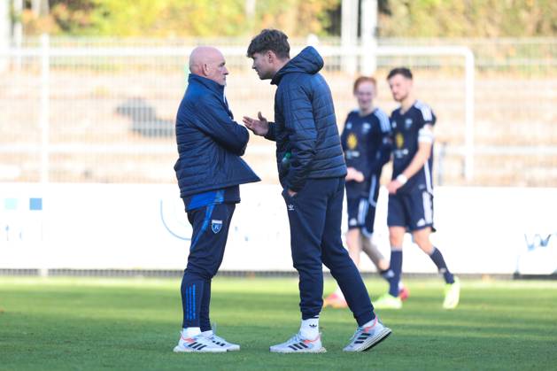 26 10 2024, Football, Men, Regionalliga Nord, Matchday 16, FC Eintracht Norderstedt BSV Kickers Emden Coach Stefan Emmerling left BSV Kickers Emden in conversation with Sporting Director Henning Rießelmann BSV Kickers Emden