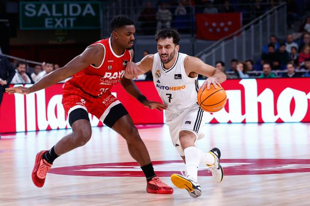 October 27, 2024, Madrid, Madrid, SPAIN: Facundo Campazzo of Real Madrid and Retin Obasohan of BAXI manresa in action during the Spanish League, Liga ACB Endesa, basketball match played between Real Madrid and BAXI Manresa at WiZink Center on October 27, 2024, in Madrid, Spain. Madrid SPAIN - ZUMAa181 20241027_zaa_a181_026 Copyright: xDennisxAgyemanx