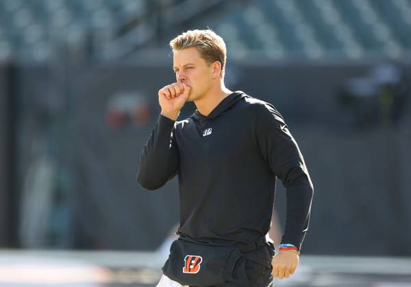 CINCINNATI, OH - OCTOBER 27 - Cincinnati Bengals quarterback Joe Burrow (9) warms up before a game between the Philadelphia Eagles and the Cincinnati Bengals at Paycor Stadium on Sunday, October 27, 2024. (Photo by Jeff Moreland Icon Sportswire) NFL, American Football Herren, USA OCT 27 Eagles at Bengals EDITORIAL USE ONLY Icon168241027004