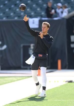 CINCINNATI, OH - OCTOBER 27 - Cincinnati Bengals quarterback Joe Burrow (9) warms up before a game between the Philadelphia Eagles and the Cincinnati Bengals at Paycor Stadium on Sunday, October 27, 2024. (Photo by Jeff Moreland Icon Sportswire) NFL, American Football Herren, USA OCT 27 Eagles at Bengals EDITORIAL USE ONLY Icon168241027005