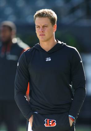 CINCINNATI, OH - OCTOBER 27 - Cincinnati Bengals quarterback Joe Burrow (9) warms up before a game between the Philadelphia Eagles and the Cincinnati Bengals at Paycor Stadium on Sunday, October 27, 2024. (Photo by Jeff Moreland Icon Sportswire) NFL, American Football Herren, USA OCT 27 Eagles at Bengals EDITORIAL USE ONLY Icon168241027006