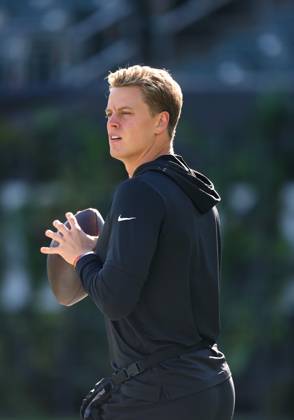 CINCINNATI, OH - OCTOBER 27 - Cincinnati Bengals quarterback Joe Burrow (9) warms up before a game between the Philadelphia Eagles and the Cincinnati Bengals at Paycor Stadium on Sunday, October 27, 2024. (Photo by Jeff Moreland Icon Sportswire) NFL, American Football Herren, USA OCT 27 Eagles at Bengals EDITORIAL USE ONLY Icon168241027007