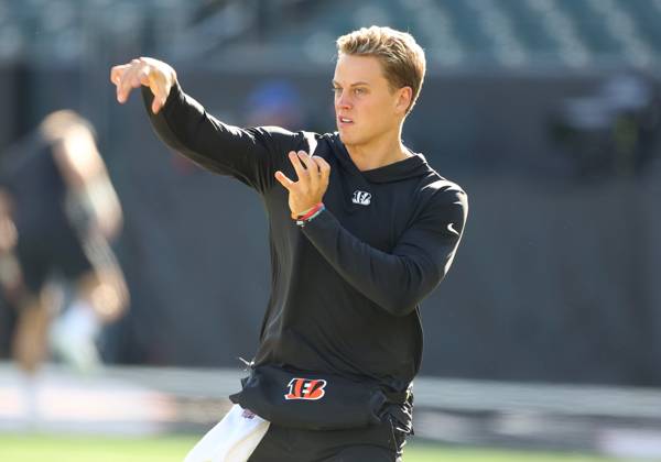 CINCINNATI, OH - OCTOBER 27 - Cincinnati Bengals quarterback Joe Burrow (9) warms up before a game between the Philadelphia Eagles and the Cincinnati Bengals at Paycor Stadium on Sunday, October 27, 2024. (Photo by Jeff Moreland Icon Sportswire) NFL, American Football Herren, USA OCT 27 Eagles at Bengals EDITORIAL USE ONLY Icon168241027008