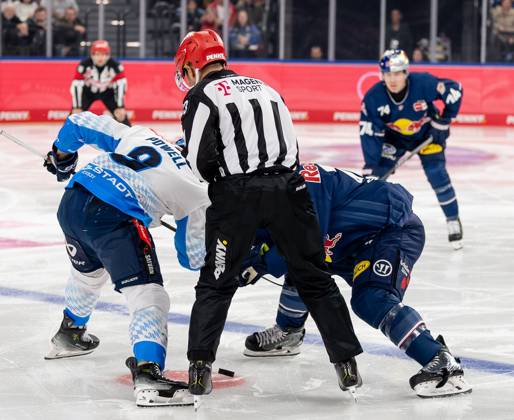 Linesman David Tschirner takes a faceoff between Myles Powell ERC Ingolstadt Panther, 9 and Ben Smith EHC Red Bull Muenchen, 12 GER, EHC Red Bull Muenchen vs ERC Ingolstadt Panther, Ice Hockey, DEL, Matchday 13, Season 2024 2025, 27 10 2024 GER, EHC Red Bull Muenchen vs ERC Ingolstadt Panther, Ice Hockey, DEL, Matchday 13, Season 2024 2025, 27 10 2024 Muenchen Copyright: xEibner-Pressefoto FranzxFeinerx EP_HFR