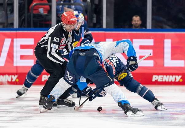 Linesman David Tschirner takes a faceoff between Austen Keating ERC Ingolstadt Panther, 89 and Patrick Hager EHC Red Bull Muenchen, 52 GER, EHC Red Bull Muenchen vs ERC Ingolstadt Panther, Ice Hockey, DEL, Matchday 13, Season 2024 2025, 27 10 2024 GER, EHC Red Bull Muenchen vs ERC Ingolstadt Panther, Ice Hockey, DEL, Matchday 13, Season 2024 2025, 27 10 2024 Muenchen Copyright: xEibner-Pressefoto FranzxFeinerx EP_HFR