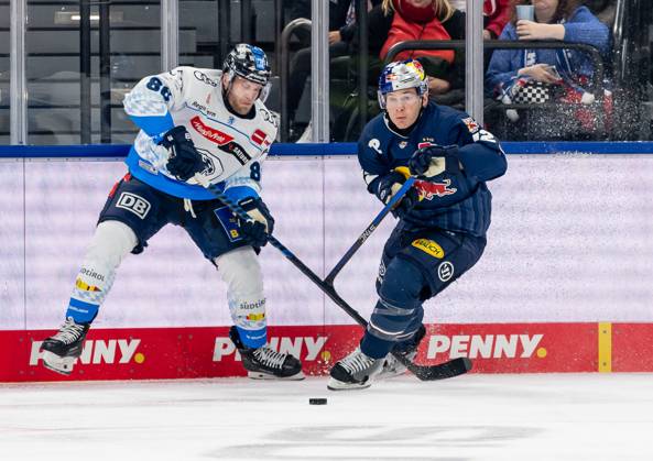 Fight for the puck duel between Daniel Pietta ERC Ingolstadt Panther, 86 and Ben Smith EHC Red Bull Muenchen, 12 GER, EHC Red Bull Muenchen vs ERC Ingolstadt Panther, Ice Hockey, DEL, Matchday 13, Season 2024 2025, 27 10 2024 GER, EHC Red Bull Muenchen vs ERC Ingolstadt Panther, Ice Hockey, DEL, Matchday 13, Season 2024 2025, 27 10 2024 Muenchen Copyright: xEibner-Pressefoto FranzxFeinerx EP_HFR