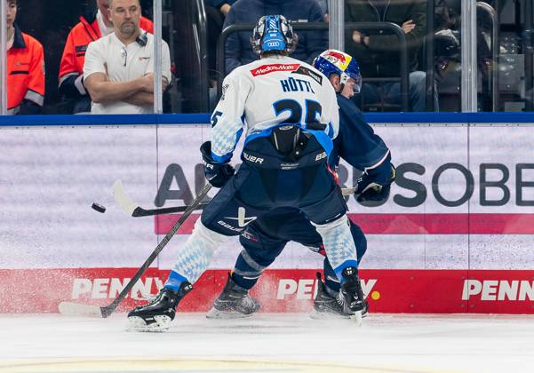 Battle for the puck duel between Leon Huettl ERC Ingolstadt Panther, 25 and Adam Brooks EHC Red Bull Muenchen, 77 GER, EHC Red Bull Muenchen vs ERC Ingolstadt Panther, Ice Hockey, DEL, Matchday 13, Season 2024 2025, 27 10 2024 GER, EHC Red Bull Muenchen vs ERC Ingolstadt Panther, Ice Hockey, DEL, Matchday 13, Season 2024 2025, 27 10 2024 Muenchen Copyright: xEibner-Pressefoto FranzxFeinerx EP_HFR