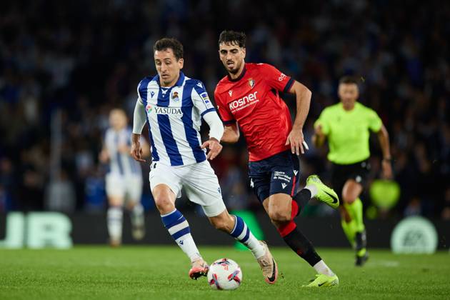 October 27, 2024, San Sebastian, Guipuzcoa, SPAIN: Mikel Oyarzabal of Real Sociedad competes for the ball with Alejandro Catena of CA Osasuna during the LaLiga EA Sports match between Real Sociedad and CA Osasuna at Reale Arena on October 27, 2024, in San Sebastian, Spain. San Sebastian SPAIN - ZUMAa181 20241027_zaa_a181_308 Copyright: xRicardoxLarreinax