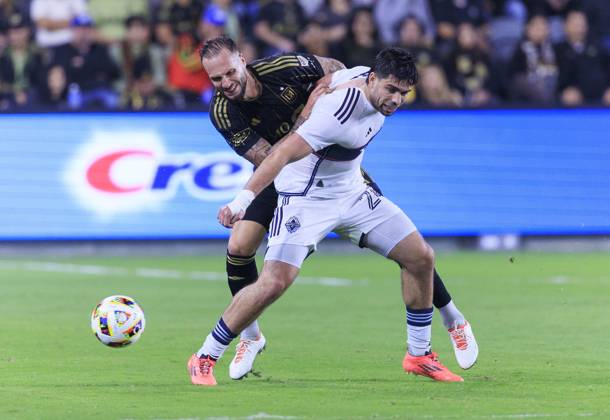 October 27, 2024, Los Angeles, California, USA: Maxime Chanot 25 of the Los Angeles Football Club defends against Brian White 24 of the Vancouver Whitecaps during the Audi 2024 MLS, Fussball Herren, USA Cup Playoffs Round One Game 1 of 3 on Sunday October 27, 2024 at BMO Stadium in Los Angeles, California. LAFC defeats Whitecaps, 2-1. ARIANA RUIZ PI Los Angeles U.S - ZUMAp124 20241027_zaa_p124_051 Copyright: xArianaxRuizx
