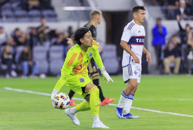October 27, 2024, Los Angeles, California, USA: Goalkeeper, Yohei Takaoka 1 of the Vancouver Whitecaps puts the ball in play during the Audi 2024 MLS, Fussball Herren, USA Cup Playoffs Round One Game 1 of 3 against the Los Angeles Football Club on Sunday October 27, 2024 at BMO Stadium in Los Angeles, California. LAFC defeats Whitecaps, 2-1. JAVIER ROJAS PI Los Angeles USA - ZUMAp124 20241027_zaa_p124_060 Copyright: xJavierxRojasx