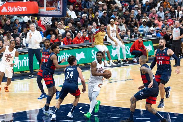 October 26, 2024, Washington, District of Columbia, USA: Donovan Mitchell 45 of the Cleveland Cavaliers drives to the basket during the game against the Washington Wizards, at Capital One Arena. Washington USA - ZUMA 20241026_mda_s352_092 Copyright: xSabinaxShyshx