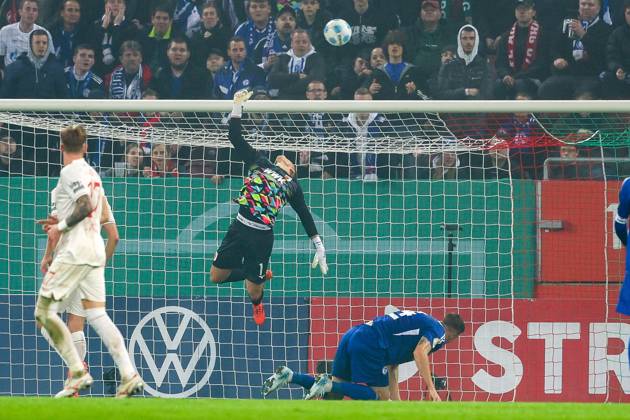 Goalkeeper action by Finn Dahmen 1 FC Augsburg , FC Augsburg vs FC Schalke 04, Football, DFB Pokal, 2 Runde, 29 10 2024 DFB regulations prohibit any use of photographs as image sequences and or quasi video Augsburg Bayern Germany Copyright: xkolbert-press ChristianxKolbertx