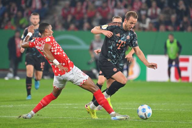 Harry KANE Bayern Muenchen , action,duel against Moritz JENZ 1 FSV Mainz 05 Soccer DFB Pokal 2 Round 1 FSV Mainz 05 FC Bayern Muenchen 0 4 on 30 10 2024,MEWA ARENA Season 2024 2025,