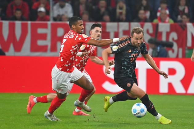 Harry KANE Bayern Muenchen , action,duel against Moritz JENZ 1 FSV Mainz 05 Soccer DFB Pokal 2 Round 1 FSV Mainz 05 FC Bayern Muenchen 0 4 on 30 10 2024,MEWA ARENA Season 2024 2025,
