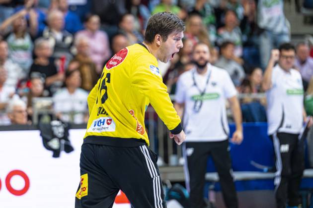 Simon Gade TSV Hannover Burgdorf, No. 16 v l , TSV Hannover Burgdorf red against TVB Stuttgart blue on matchday 9 of the 2024 2025 season in the DAIKIN Handball Bundesliga 31 10 2024, ZAG Arena Hannover, GER , Copyright: xJanxGuentherx xTSVxHannover-Burgdorfx