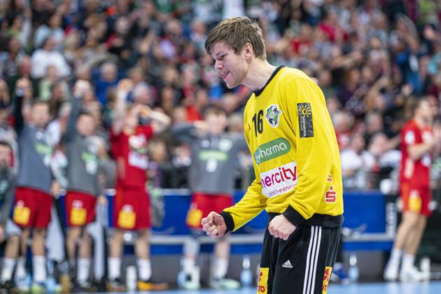 Simon Gade TSV Hannover Burgdorf, No. 16 v l , TSV Hannover Burgdorf red against TVB Stuttgart blue on matchday 9 of the 2024 2025 season in the DAIKIN Handball Bundesliga 31 10 2024, ZAG Arena Hannover, GER , Copyright: xJanxGuentherx xTSVxHannover-Burgdorfx