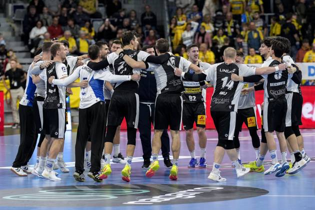 ThSV Eisenach players, cheering after the final whistle, joy about the victory, winner, winner, cheers, cheering, cheerful, positive, happy, rejoicing, optimistic, highlight, action, action, dancing in a circle, team circle, team circle, 01 11 2024, Mannheim Germany , Handball, Bundesliga, Rhein Neckar Löwen ThSV Eisenach xozx