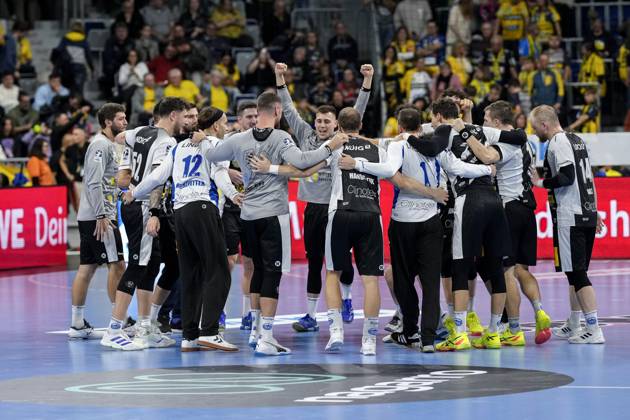 ThSV Eisenach players, cheering after the final whistle, joy about the victory, winner, winner, cheers, cheering, cheerful, positive, happy, rejoicing, optimistic, highlight, action, action, dancing in a circle, team circle, team circle, 01 11 2024, Mannheim Germany , Handball, Bundesliga, Rhein Neckar Löwen ThSV Eisenach xozx