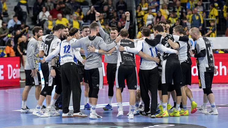 ThSV Eisenach players, cheering after the final whistle, joy about the victory, winner, winner, cheers, cheering, cheerful, positive, happy, rejoicing, optimistic, highlight, action, action, dancing in a circle, team circle, team circle, 01 11 2024, Mannheim Germany , Handball, Bundesliga, Rhein Neckar Löwen ThSV Eisenach xozx