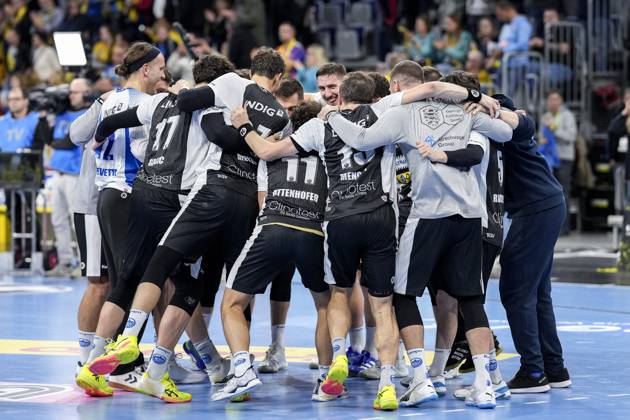 ThSV Eisenach players, cheering after the final whistle, joy about the victory, winner, winner, cheers, cheering, cheerful, positive, happy, rejoicing, optimistic, highlight, action, action, dancing in a circle, team circle, team circle, 01 11 2024, Mannheim Germany , Handball, Bundesliga, Rhein Neckar Löwen ThSV Eisenach xozx