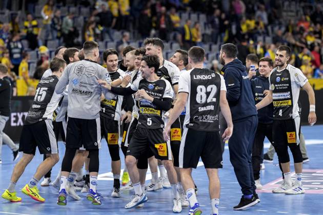 ThSV Eisenach players, cheering after the final whistle, joy about the victory, winner, winner, cheers, cheering, cheerful, positive, happy, rejoicing, optimistic, highlight, action, action, dancing in a circle, team circle, team circle, 01 11 2024, Mannheim Germany , Handball, Bundesliga, Rhein Neckar Löwen ThSV Eisenach xozx